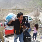 Trabajadores Proyecto Guacolda entregando ropa,zapatos y pañales